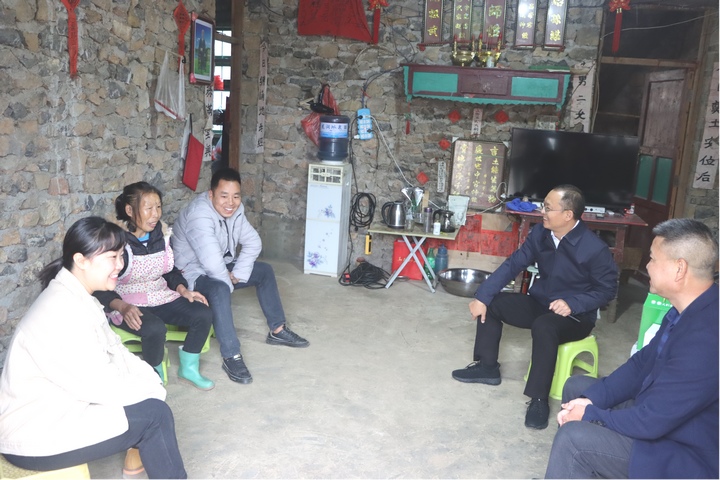 圖為走訪慰問農戶。