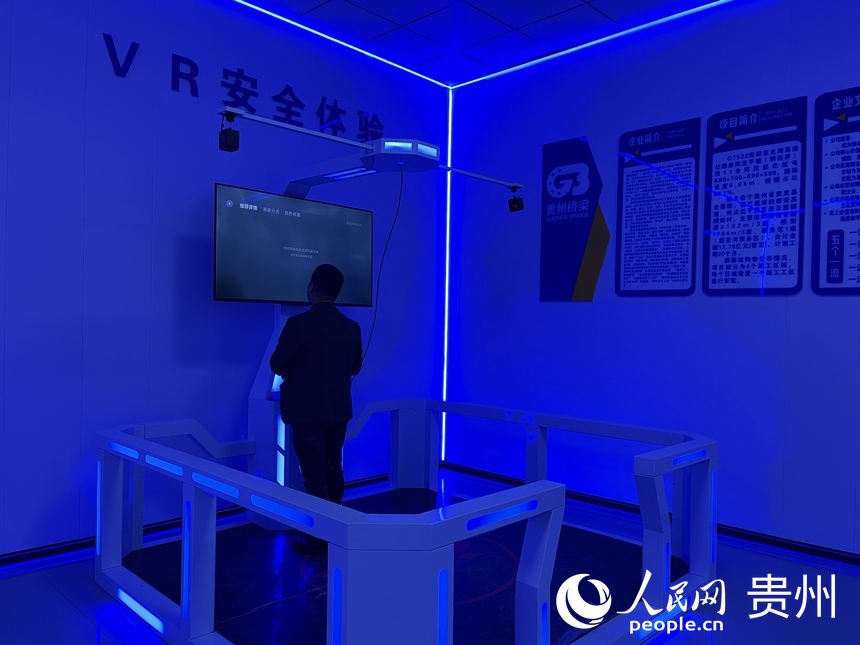 建設工地上的安全體驗館。人民網 李麗萍攝