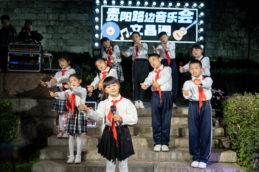 王果兒與團隊合唱。李儒鑫攝