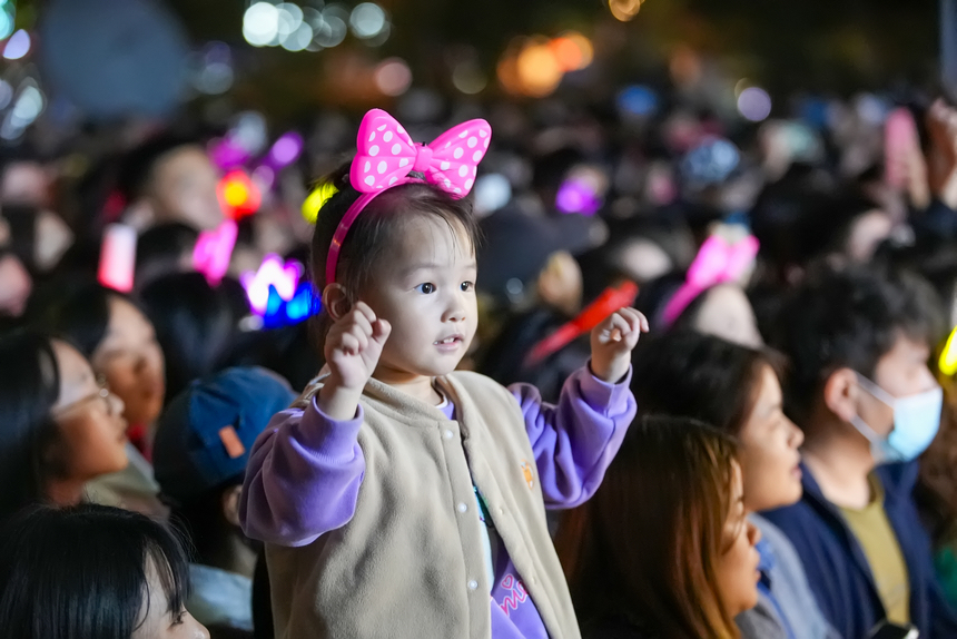 小朋友入迷地觀看表演。李儒鑫攝