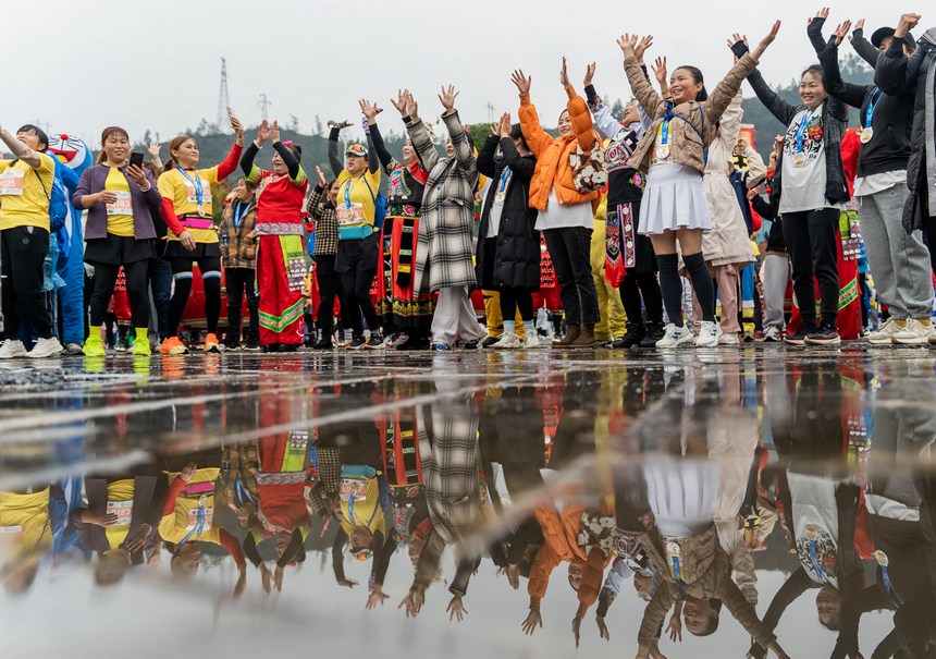 市民熱情參與活動。銅仁市委宣傳部供圖