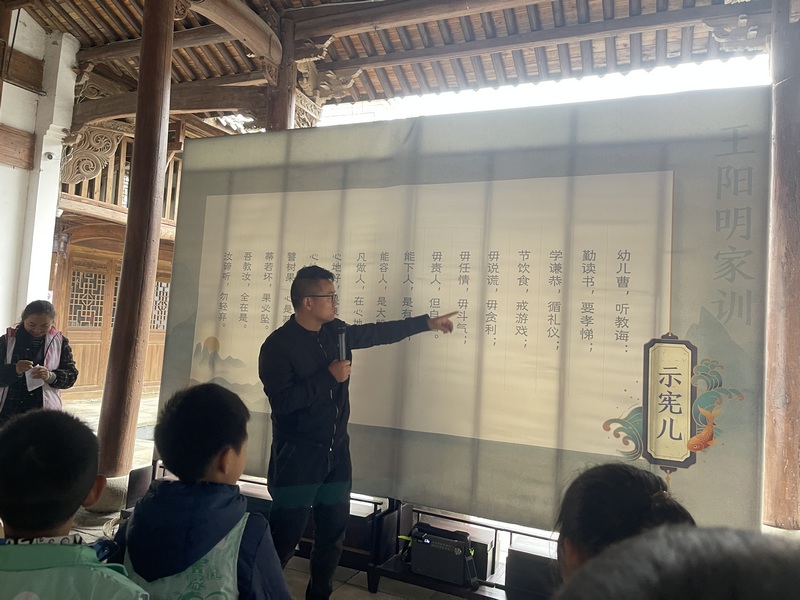 夏朝陽老師在領讀示憲兒（陳敏 攝）.jpg