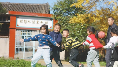 學生在課間玩游戲。