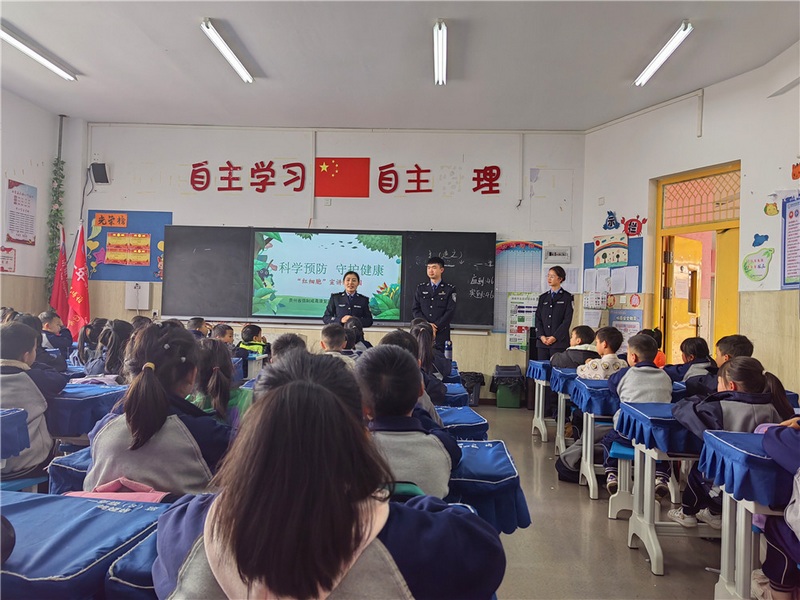 楊宸曦家長給孩子們上健康教育課。.jpg