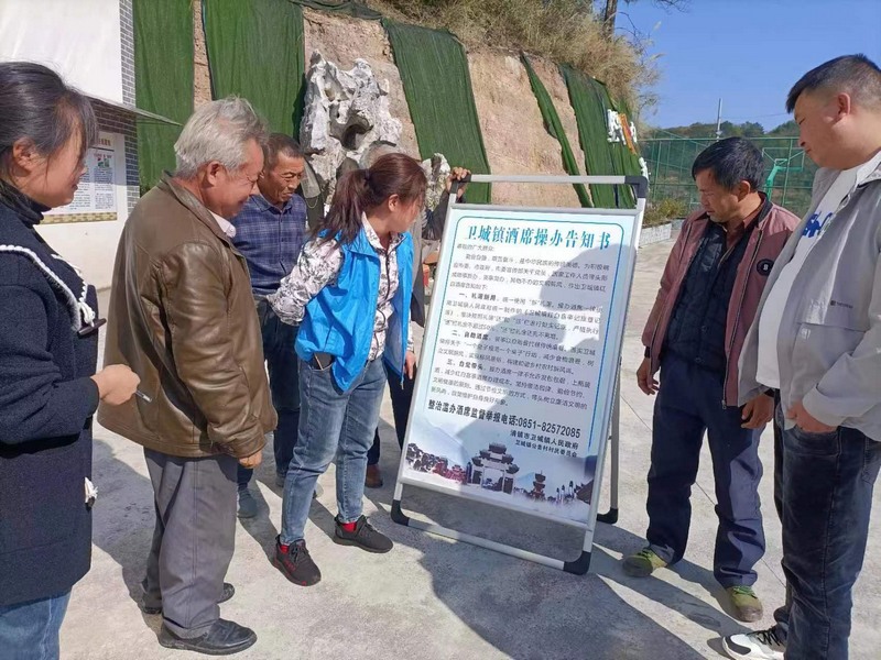 志愿者引導群眾了解《酒席操辦告知書》。鄭凌峰 攝.jpg