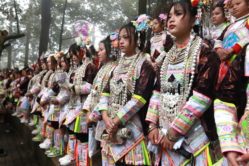 村民身著民族服飾一同慶祝苗族蘆笙節。