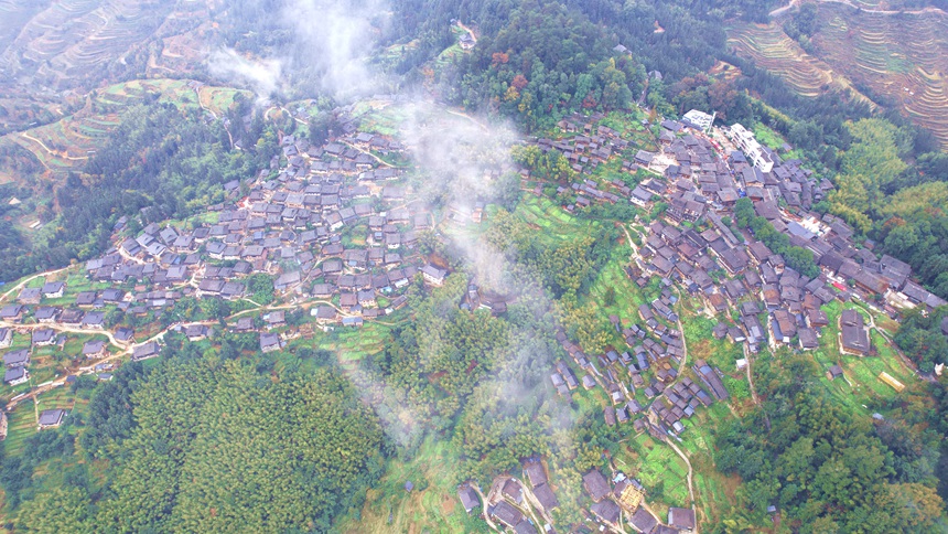 航拍從江縣岜沙苗寨。