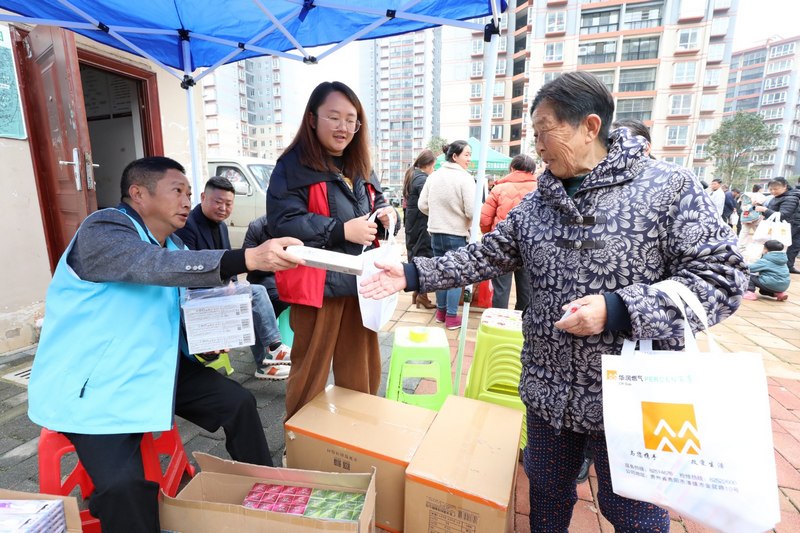 (1)2023年12月9日，清鎮市鄉愁社區云夢小鎮。圖為活動現場志愿者為小區居民兌換誠信獎品。（任芳靚 攝）.jpg