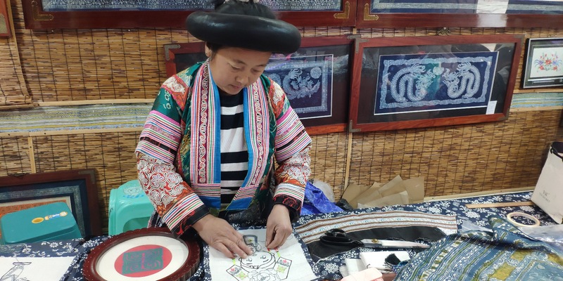 劉恩利刺繡服裝圖案。龔曉宏 攝.jpg