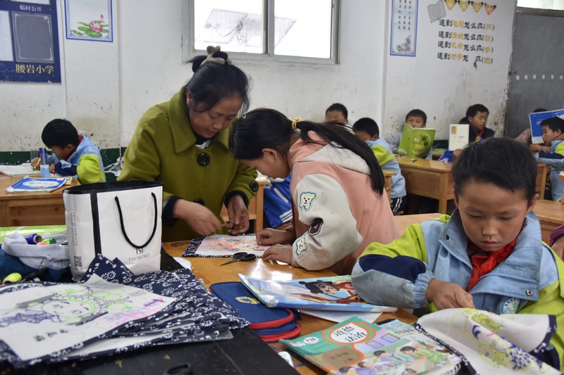 劉恩利給小學生上刺繡課。徐揚 攝.jpg