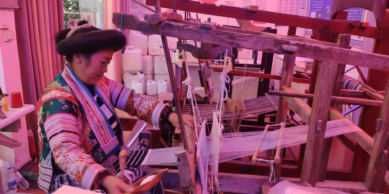 劉恩利正在織布。龔曉宏 攝.jpg