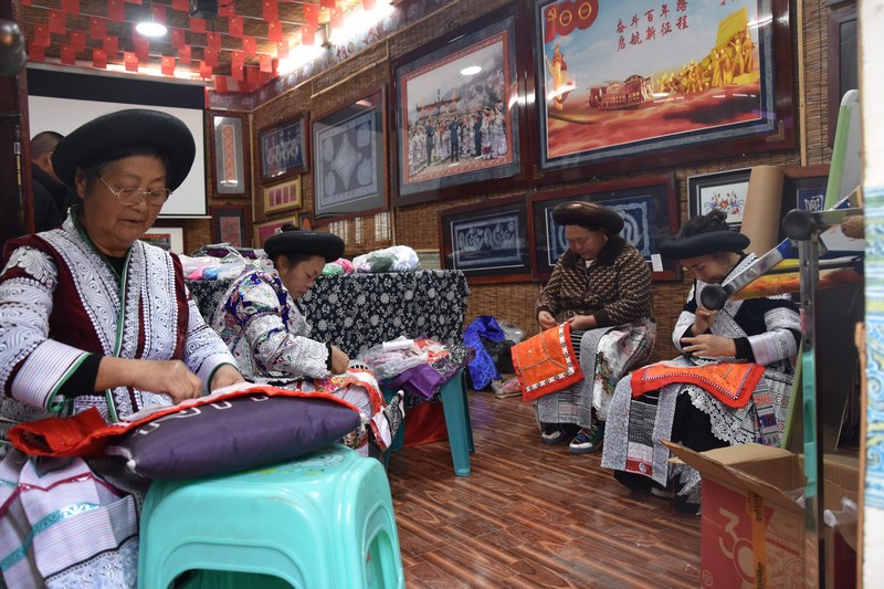 繡娘刺繡苗族服裝。徐揚 攝.jpg