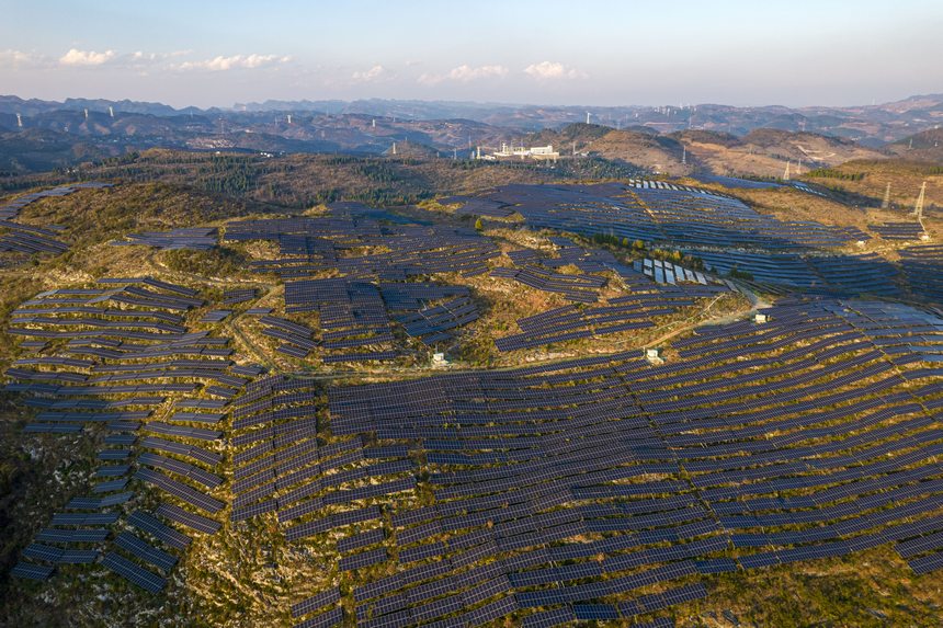 2023年12月14日拍攝的貴州省黔西市定新鄉石漠化荒山上建起的農業光伏電站（無人機照片）。