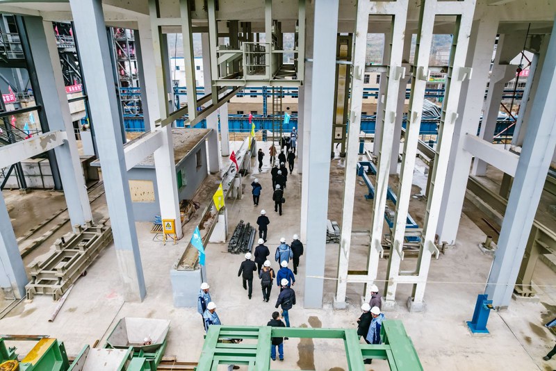 3.嘉賓參觀焦爐設施。六枝特區委宣傳部供圖