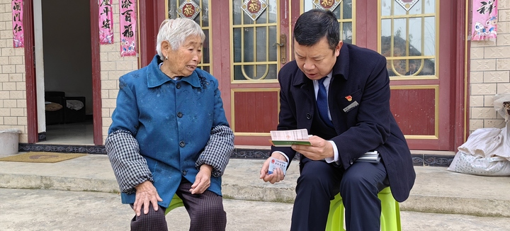 為行動不便老人辦理金融業務。