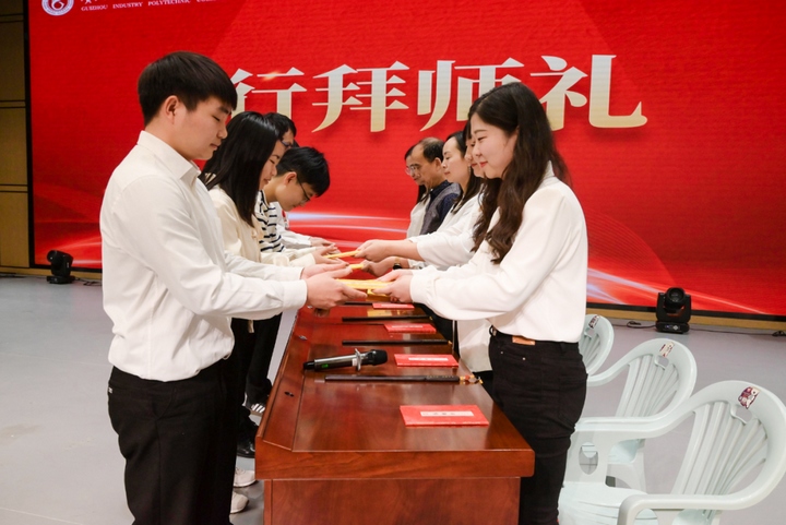 行拜師禮。