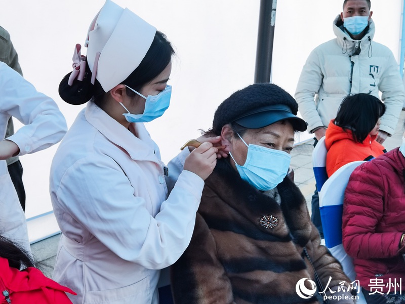 體驗耳穴刮痧。人民網 王秀芳攝