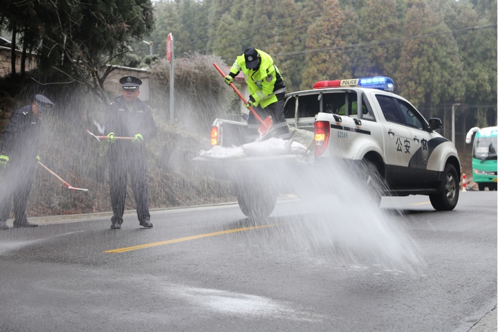 撒鹽防止路面打滑。