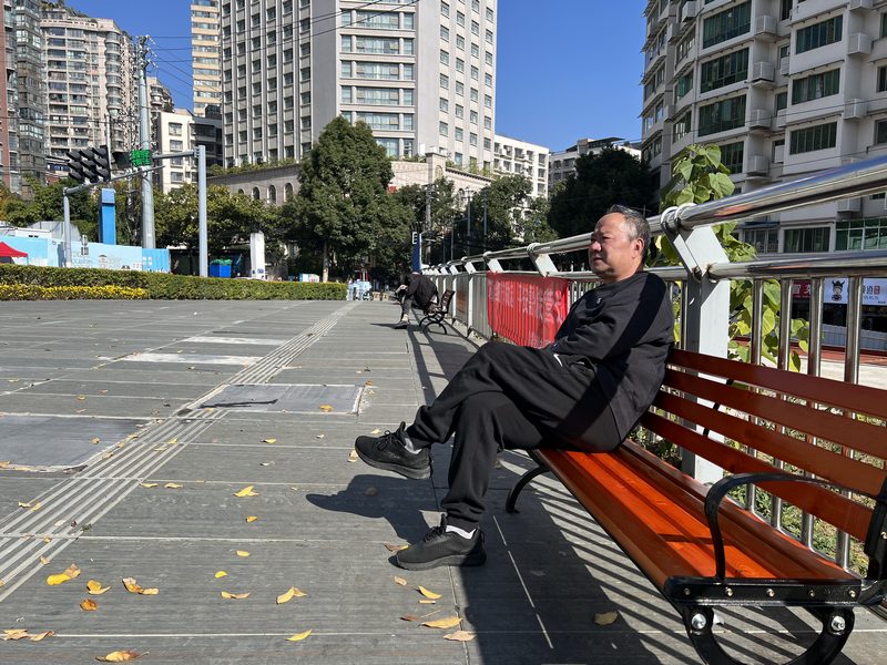 人民大道北段地鐵口新增的便民座椅。