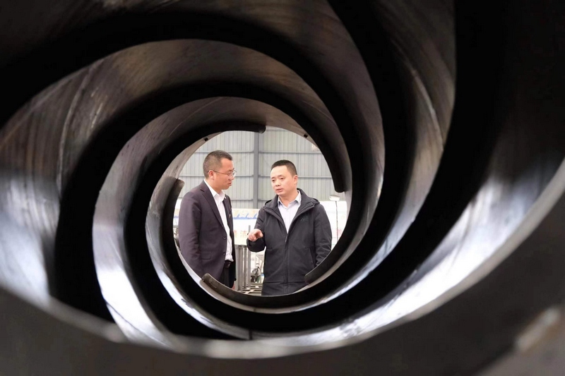 洪明參觀茶葉加工機械企業。受訪者供圖