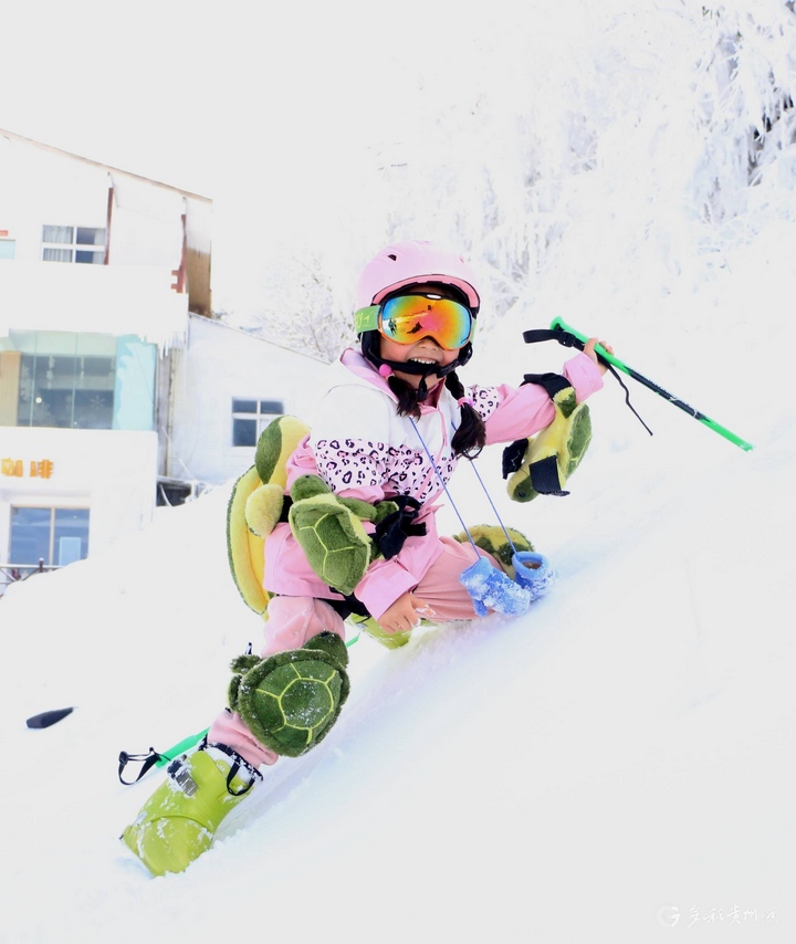 小朋友滑雪。