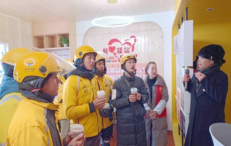 圖片（1）秀園社區黨總支書記陳秋萍向大家介紹新新驛站