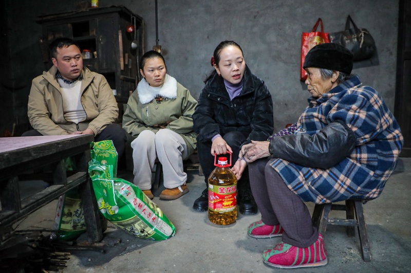 天柱縣渡馬鎮鎮長吉歡（右二）看望慰問困難群眾。