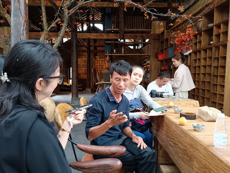 3、同村干部交流。