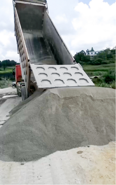 砂石補路。村民提供