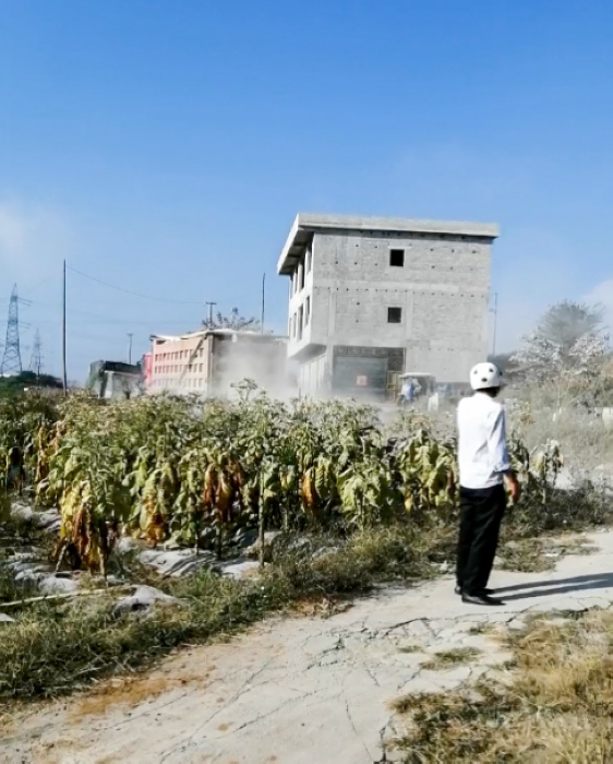大貨車過路帶起的灰塵。村民提供