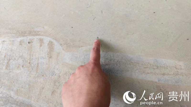 路邊民居室內地面上的灰塵。人民網 涂敏攝