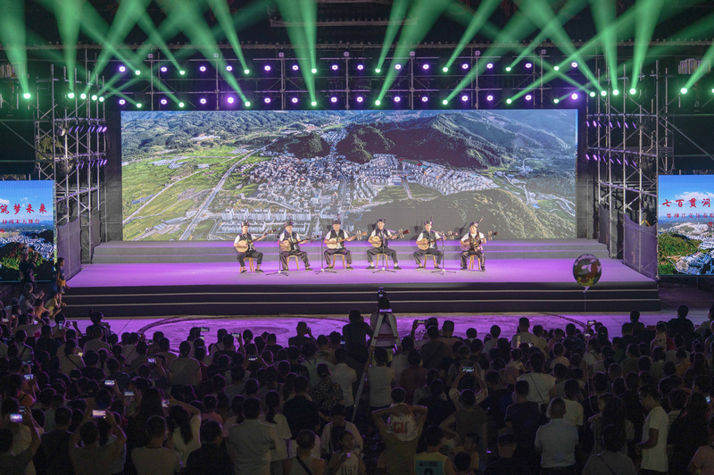 2023年9月9日晚，村民在從江縣“都柳江文化走廊——鄉村周末大舞臺”貫洞鎮專場表演節目。吳德軍攝