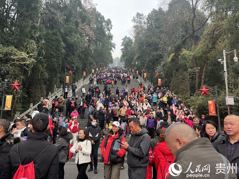 2000余人參加迎新登高活動。人民網 李麗萍攝