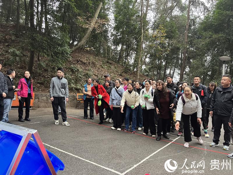 群眾參加投球活動。人民網 李麗萍攝