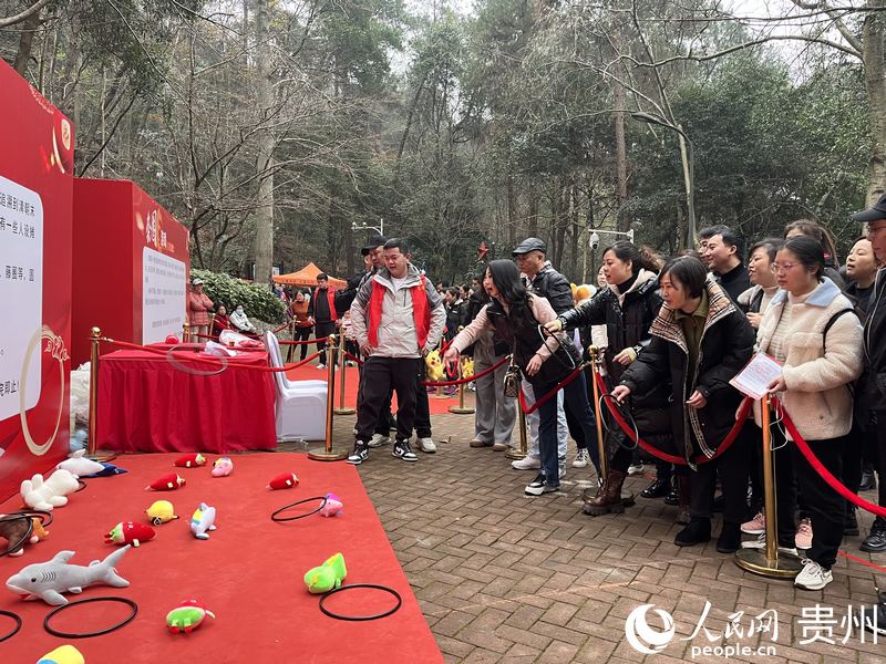 套圈活動。人民網 李麗萍攝