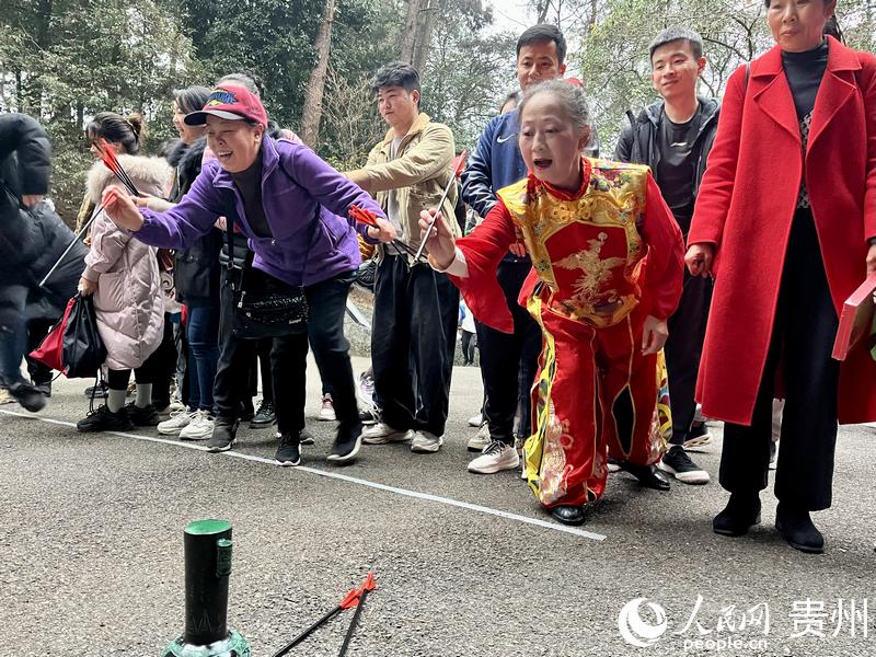 投壺游戲現場歡樂。人民網 李麗萍攝