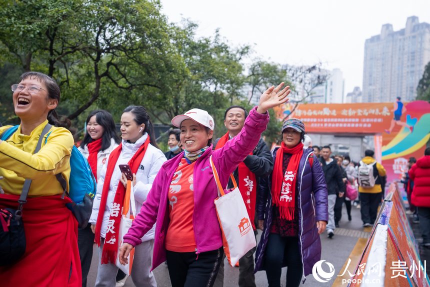 貴陽貴安第53屆全民健身登高迎新跑鳴笛開跑。人民網記者 涂敏攝