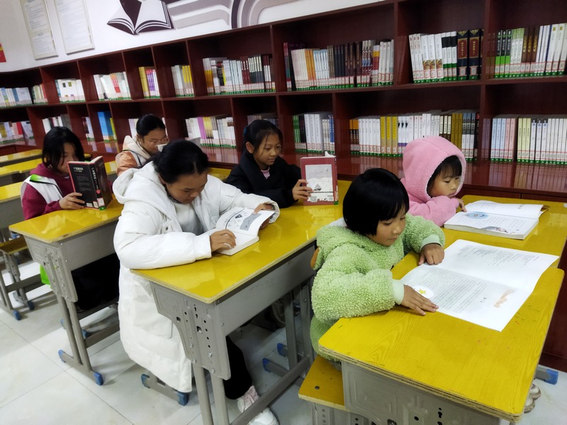 孩子們閱讀。