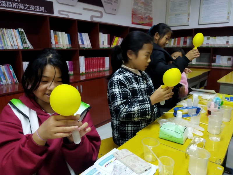 孩子們開展趣味實驗。