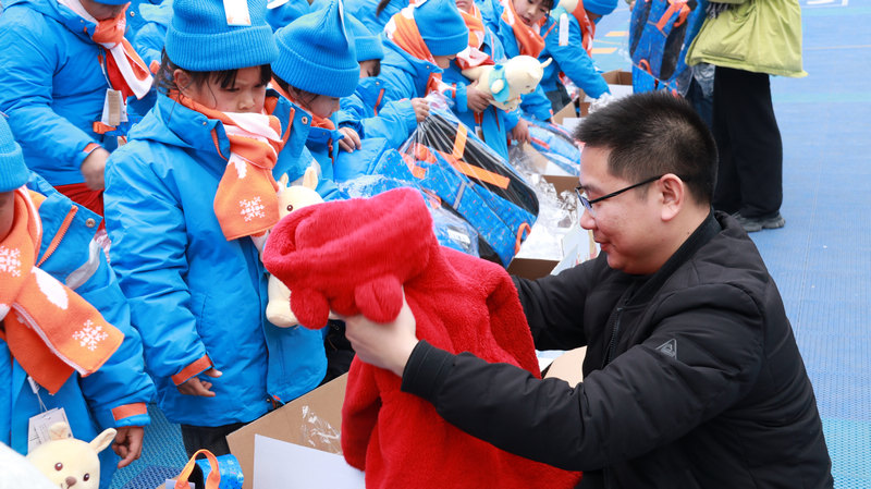 溫暖包發放現場。