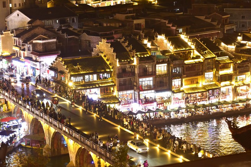 2023年10月5日晚，游人夜游鎮遠古城。江春健攝