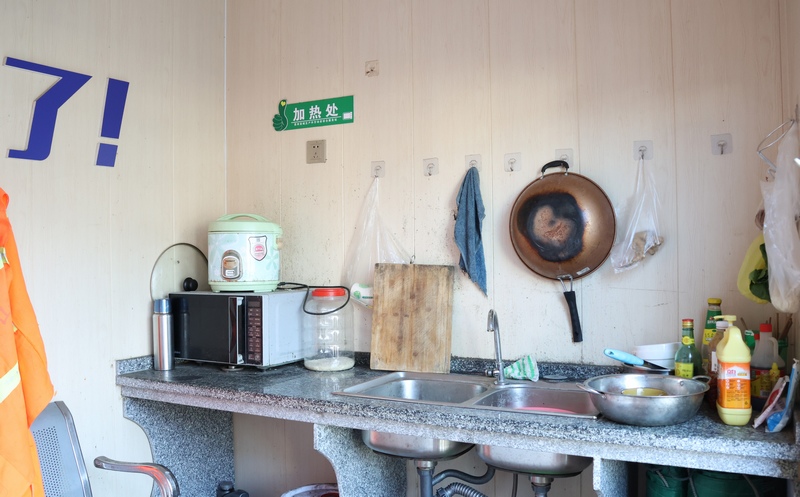 綜合服務站的廚房。