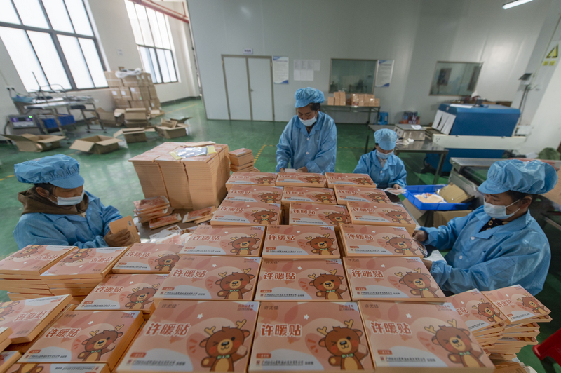 2024年1月4日，位于貴州省從江縣美娥工業園區的貴州盛世泰合醫藥科技有限公司生產車間，工人正在對許暖貼進行包裝。