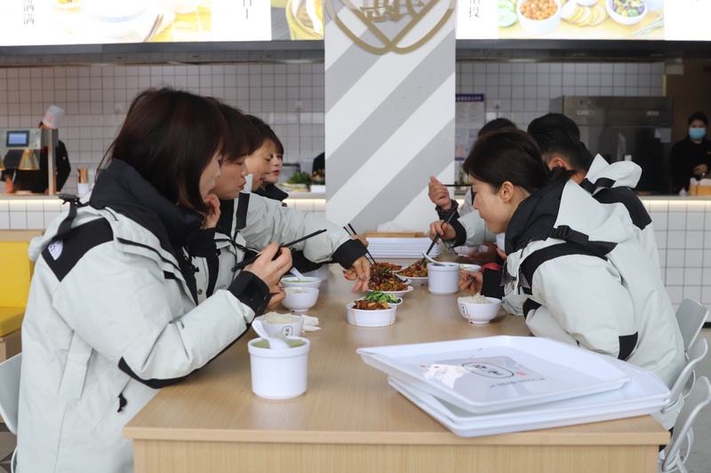 (2)圖為前來就餐的顧客（王磊 攝）.jpg