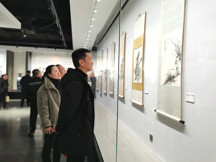 觀眾近距離欣賞劉知白先生畫作。實習生 黃小桃攝