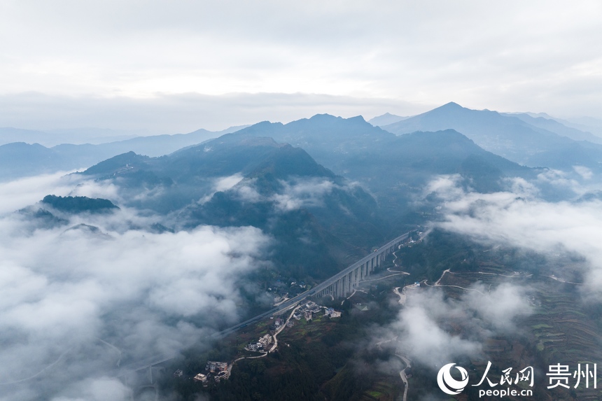 航拍云霧繚繞的石阡縣。人民網記者 涂敏攝