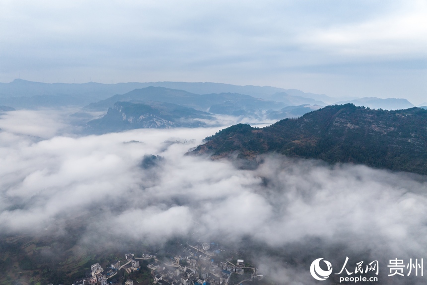 航拍云霧繚繞的石阡縣。人民網記者 涂敏攝