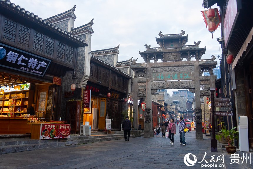 游客在古城內游覽。人民網記者 涂敏攝