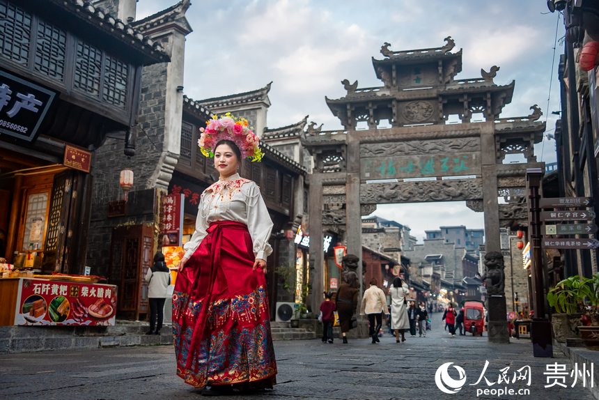 游客在古城內拍照。人民網記者 涂敏攝