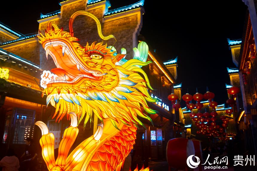 古城內的龍燈。人民網記者 涂敏攝